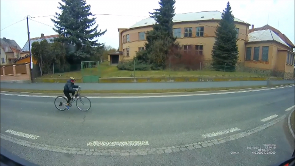 Cyklista málem vlétl pod kola hasičského vozu, který jel k zásahu