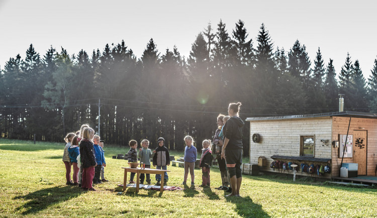 Lesní školka Muhu je v lecčem jiná. Děti jsou celý den venku, voda a elektřina nejsou samozřejmost