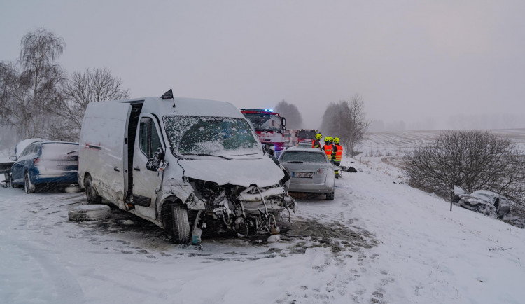 U Rynoltic se srazila dodávka se třemi osobáky. Tři lidé se zranili