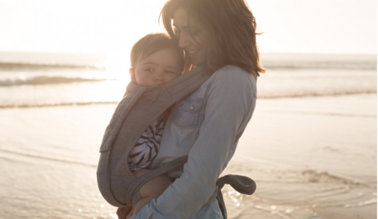 matka-s-dietatom-v-nositku