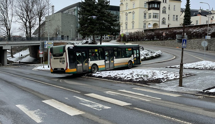 Autobus se zasekl na ostrůvku pod Šalďákem. Dopravní podnik vyřešil záležitost interně