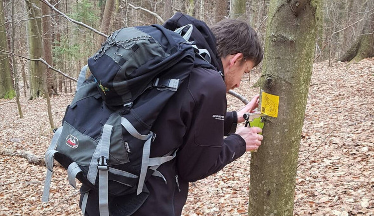 Stezku plnou QR kódů s přírodovědnými zajímavostmi najdete nově u Lesního koupaliště