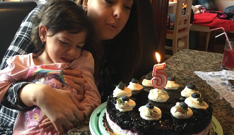 Natálka si probojovala cestu na tento svět. Nyní potřebuje pomoci a získat speciální kočárek