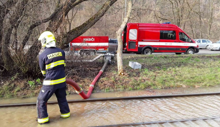 Havárie vody v Komíně zastavila tramvajovou dopravu