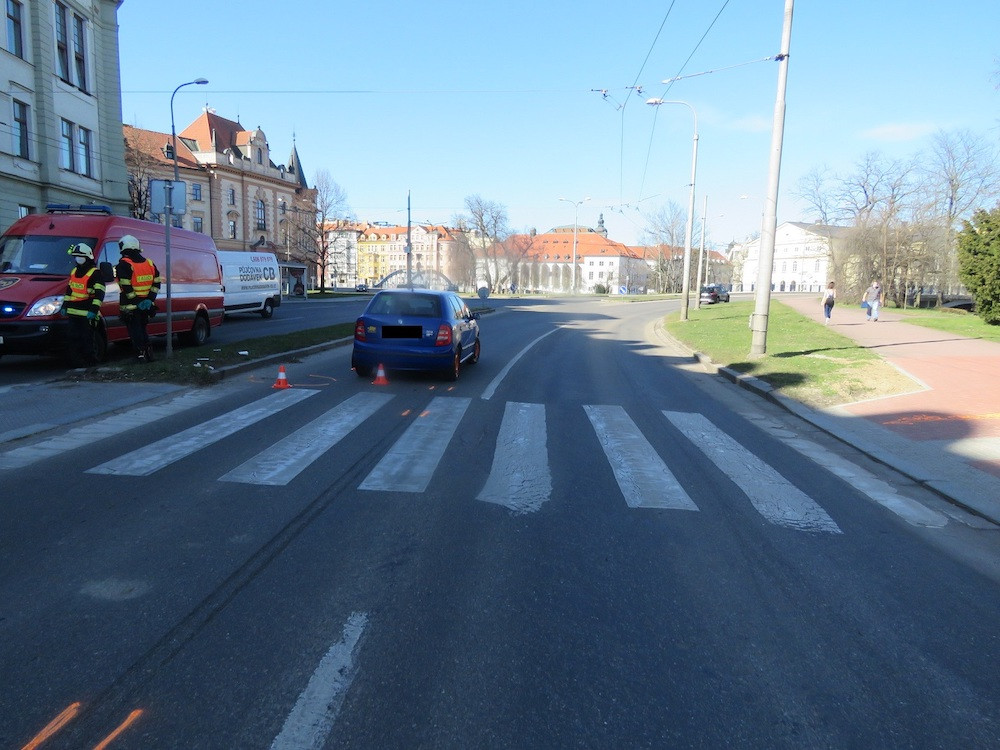 Sražený chodec v nemocnici zemřel. Případ vyšetřují kriminalisté