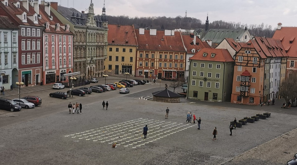 Křížky jako symbol piety i nenávisti, na dobrovolníky z Chebu se snáší vlna nenávistných komentářů