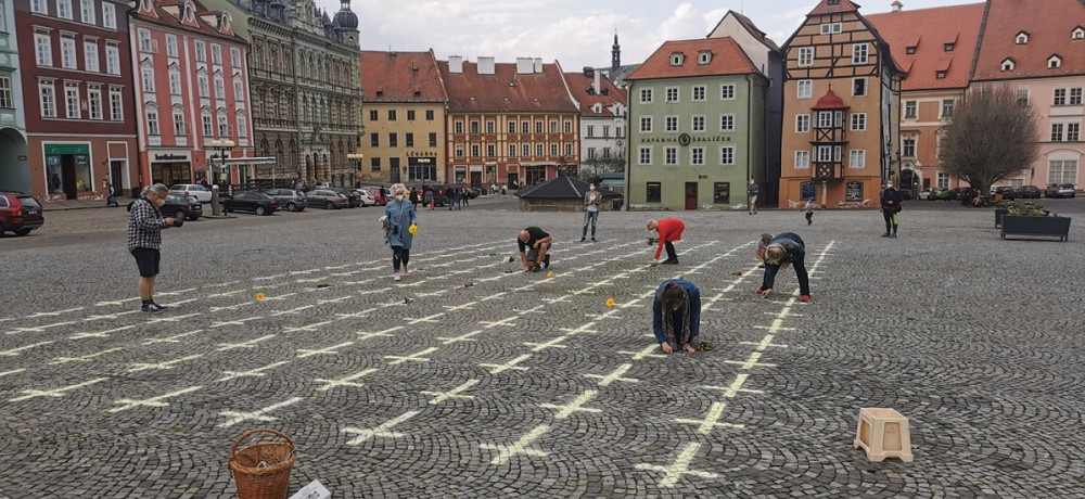 Křížky jako symbol piety i nenávisti, na dobrovolníky z Chebu se snáší vlna nenávistných komentářů