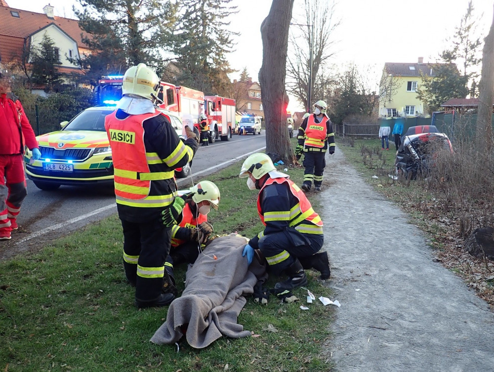 Auto narazilo v Doksech do stromu. Zranilo se pět osob