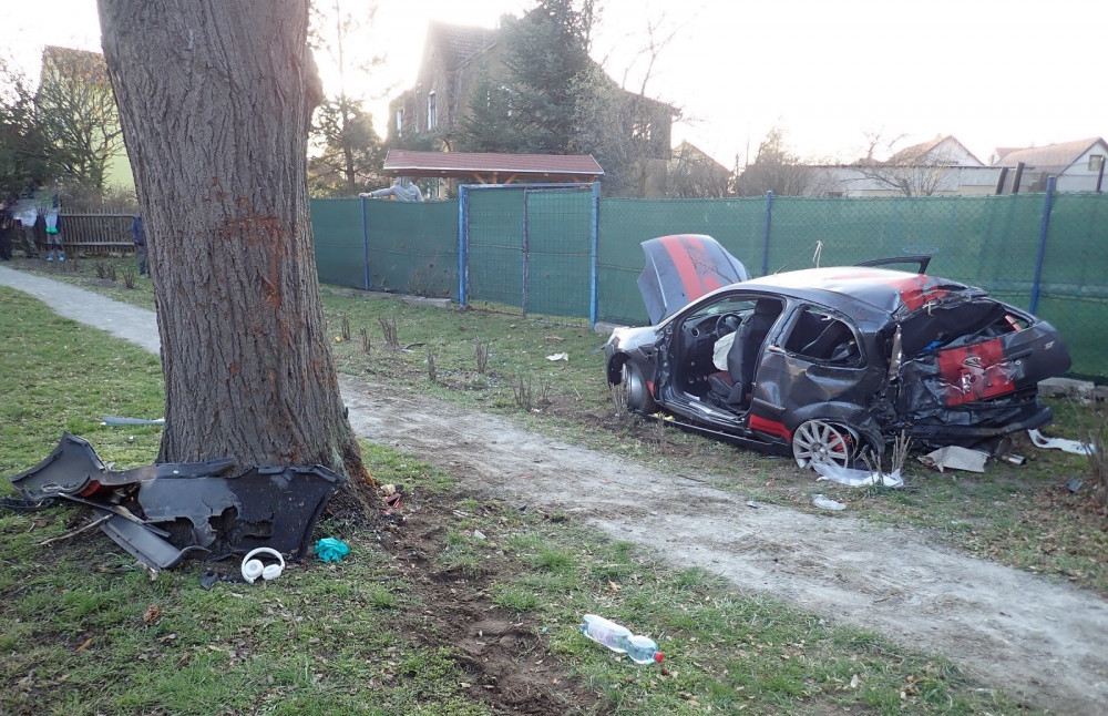 Auto narazilo v Doksech do stromu. Zranilo se pět osob