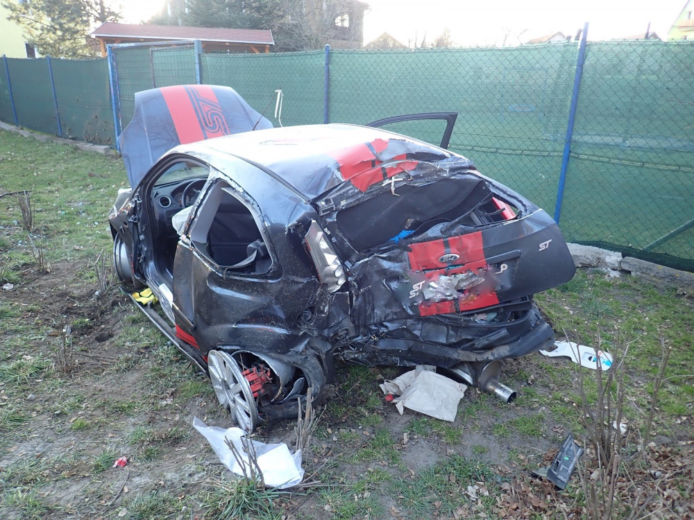 Auto narazilo v Doksech do stromu. Zranilo se pět osob