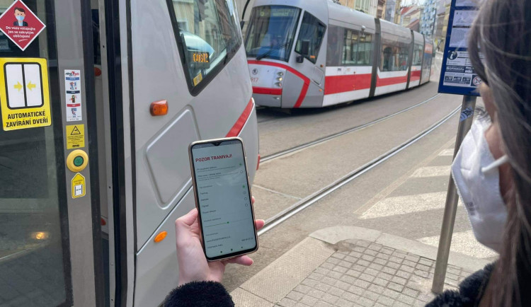Pozor tramvaj! Brno testuje mobilní aplikaci, která funguje v Praze a chrání nepozorné chodce