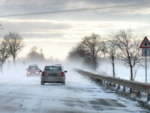 Do Česka se vrátila zima, na silnice znovu vyrazily sypače