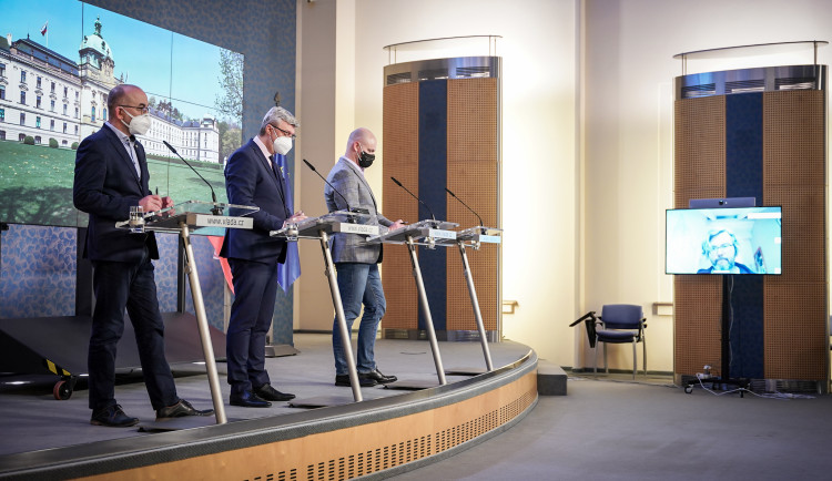 Vláda chce ukončit zákaz cest mezi okresy i noční vycházení 11. dubna.