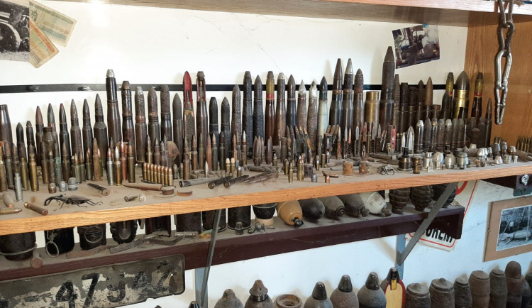 Zemřelý muž po sobě zanechal nebezpečné dědictví, rekreační chatu měl plnou ostré munice