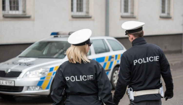 Zdrogovaný a bez řidičáku. Řidič se pokusil zmást policisty cizím jménem