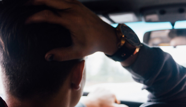 Duchapřítomná žena zachránila život řidiči v odstaveném autě. Ostatní jen přihlíželi