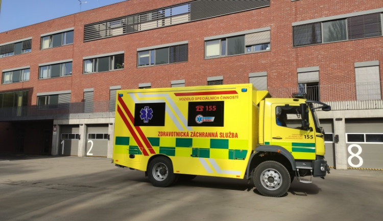 Jako v autoškole. Záchranáři si procvičují jízdy s devítitunovým speciálem