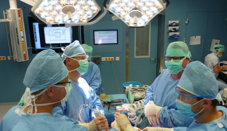 Fakultní nemocnice u svaté Anny se pozvolna vrací k plánovaným operacím