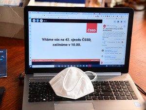 Sjezd ČSSD bude po volebním pátku dnes pokračovat hlavně programovou debatou