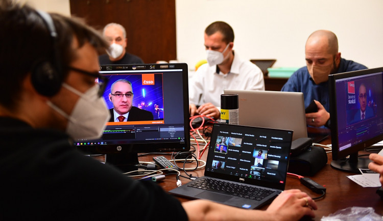 Sjezd ČSSD bude po volebním pátku dnes pokračovat hlavně programovou.