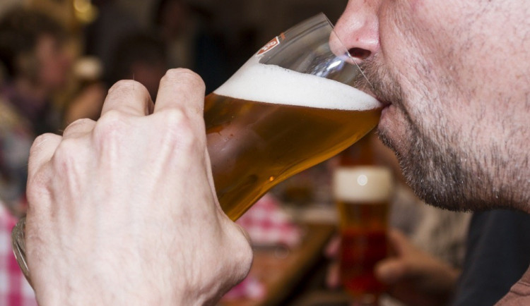 Hulákal na strážníky v autě, aby si vystoupili. Rozčílilo ho, že kvůli nim přijde o pivo