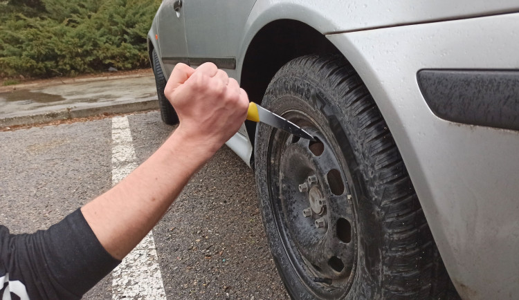 Muž propíchl policistům gumy a ujel na kole. Skokem z auta ho dopadl voják