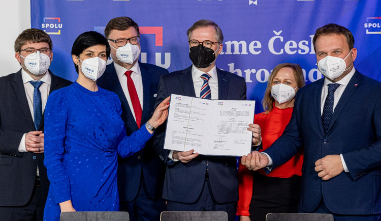 Předsedové ODS, KDU-ČSL a TOP 09 podepsali koaliční smlouvu.
