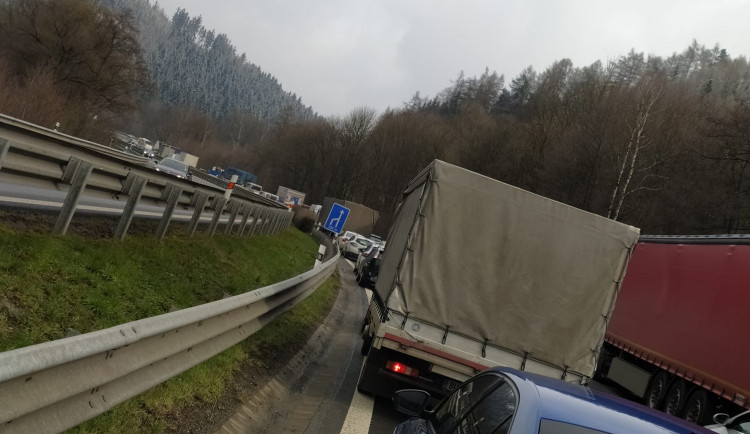 U Rádeláku se srazila cisterna s osobákem. Nehoda se obešla bez zranění