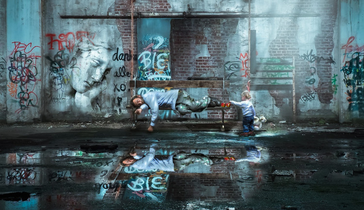 Opilý otec nocoval s malým dítětem na lavičce, nebyl schopný chůze