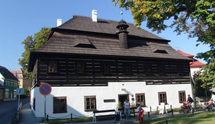 Dříve zde byl Hospitálek, dnes dům v Doksech přibližuje Máchu a místní rybáře