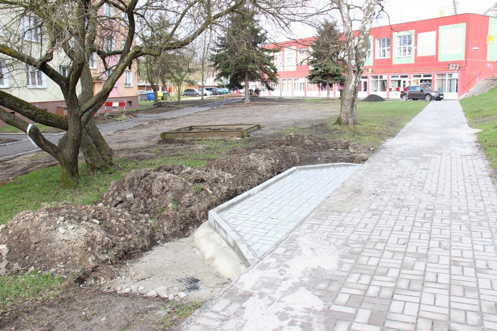 Na sídlišti v současné končí druhá etapa, která zahrnuje opravy chodníků a nová parkovací místa
