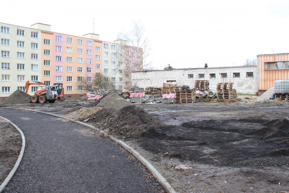 Na sídlišti v současné končí druhá etapa, která zahrnuje opravy chodníků a nová parkovací místa