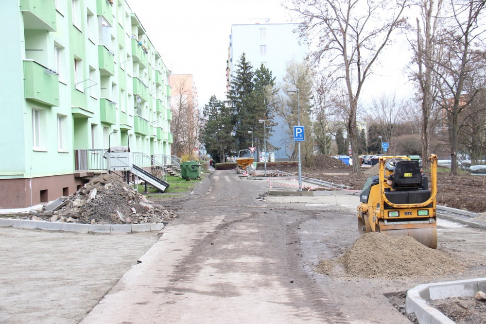 Na sídlišti v současné končí druhá etapa, která zahrnuje opravy chodníků a nová parkovací místa