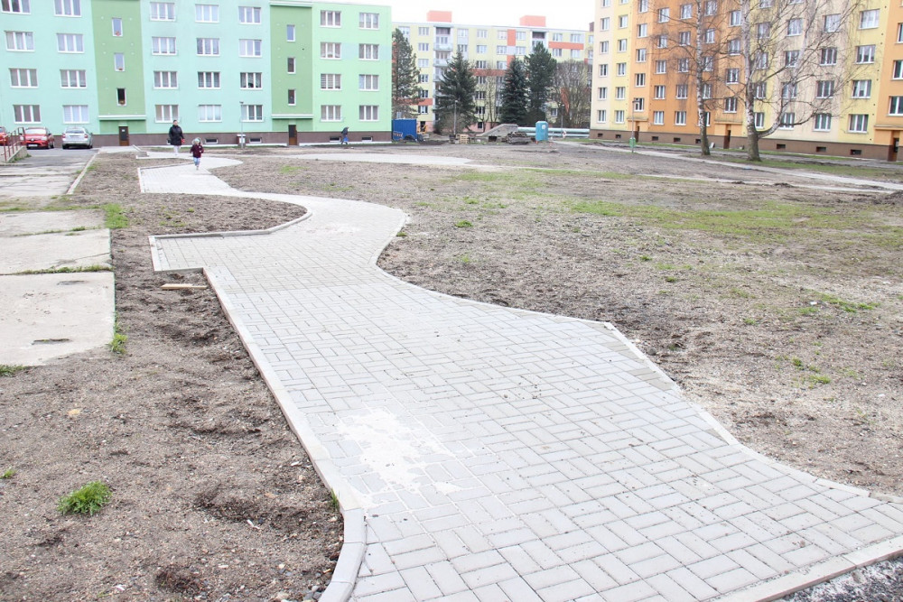 Na sídlišti v současné končí druhá etapa, která zahrnuje opravy chodníků a nová parkovací místa