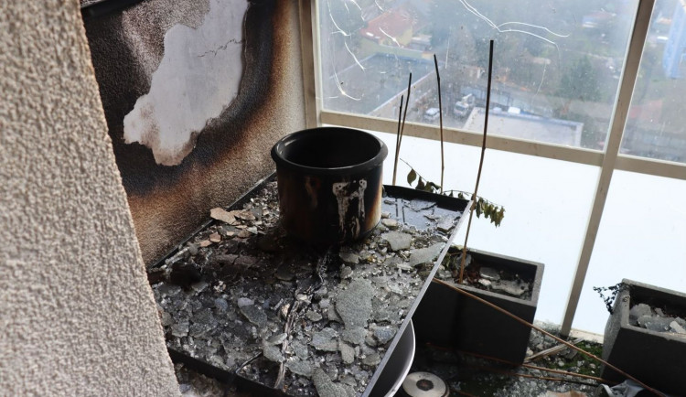 Cizinci vybouchl byt při vaření konopí, měl v něm i vybavenou pěstírnu