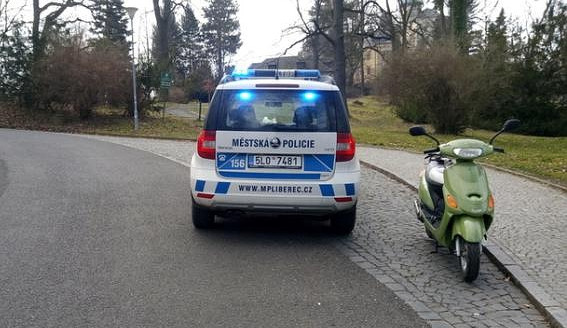 Strážníci hledali skútr. Našli ho s majitelem za řídítky