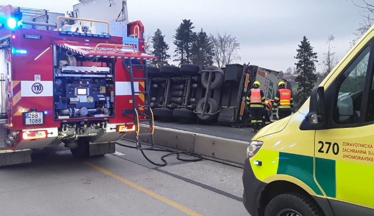 Převrácený kamion s pivem havaroval na dálnici D1, omezení budou pokračovat i dnes večer