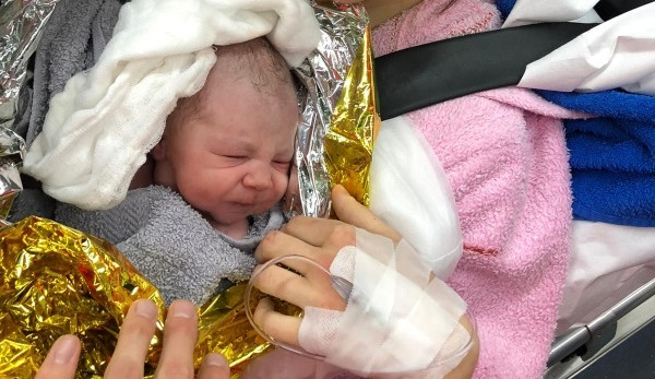 Záchranáři pomohli na svět nedočkavému chlapečkovi, porod trval pár minut