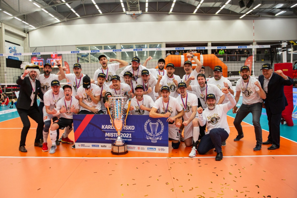 Pohár zůstal v KV Aréně, volejbalisté Karlovarska slaví mistrovský titul