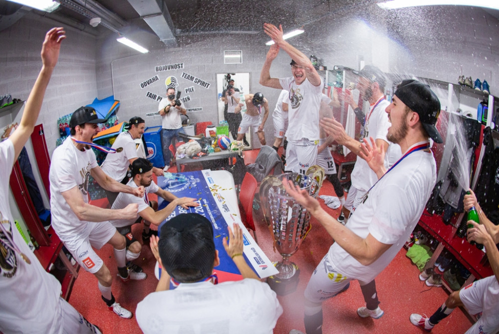 Pohár zůstal v KV Aréně, volejbalisté Karlovarska slaví mistrovský titul