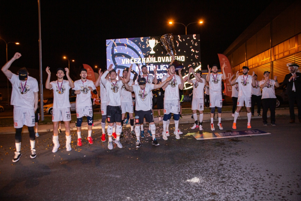 Pohár zůstal v KV Aréně, volejbalisté Karlovarska slaví mistrovský titul