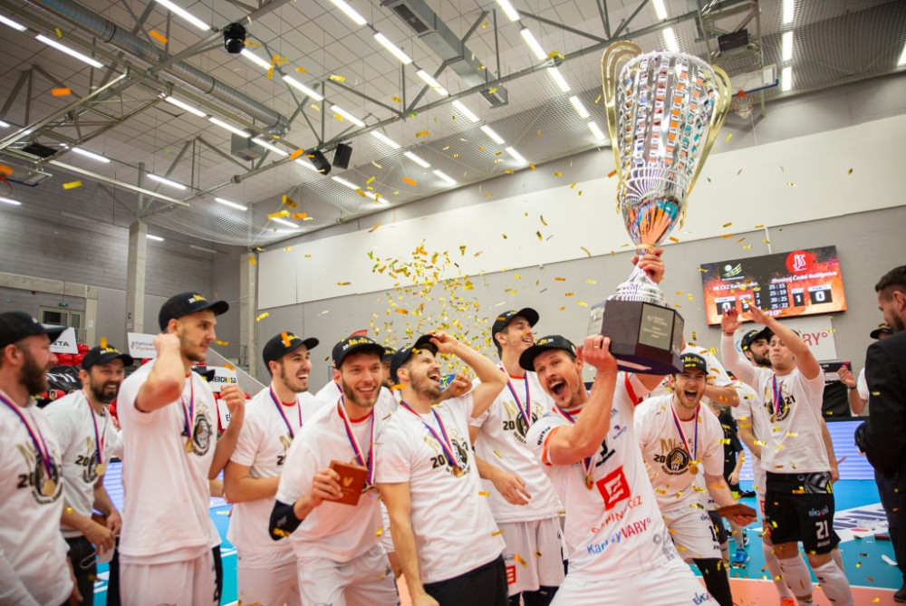 Pohár zůstal v KV Aréně, volejbalisté Karlovarska slaví mistrovský titul