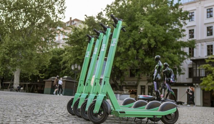 Zelené koloběžky v Liberci by mohly odlehčit dopravě. Oproti Rekolům je město nedotuje