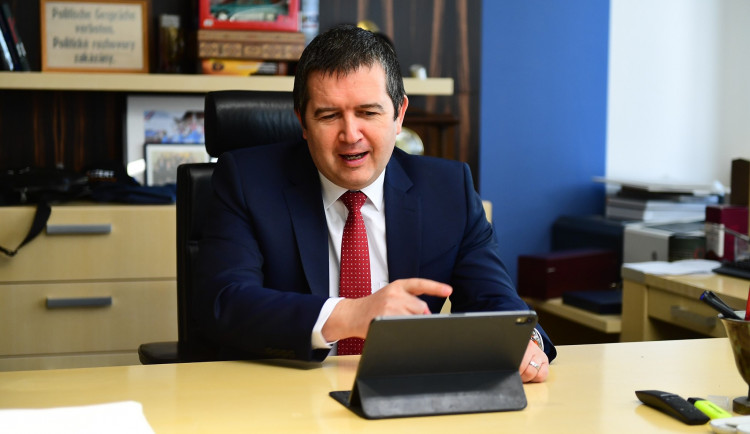 Vicepremiér Jan Hamáček má posílenou ochranku