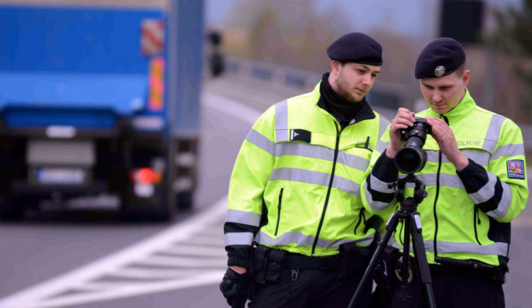 Policie bude dnes na stovkách míst v ČR měřit rychlost aut