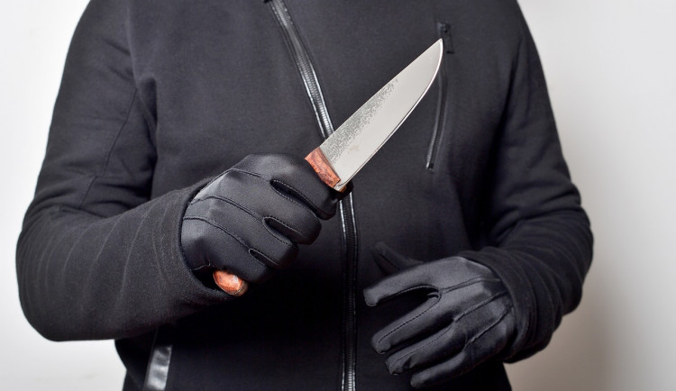 Muž vyhrožoval úřednici nožem, konfliktů vyvolal víc