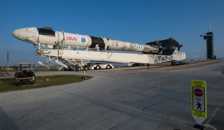 Vzlétne kosmická loď Crew Dragon, přímý přenos okomentuje odborník z Brna