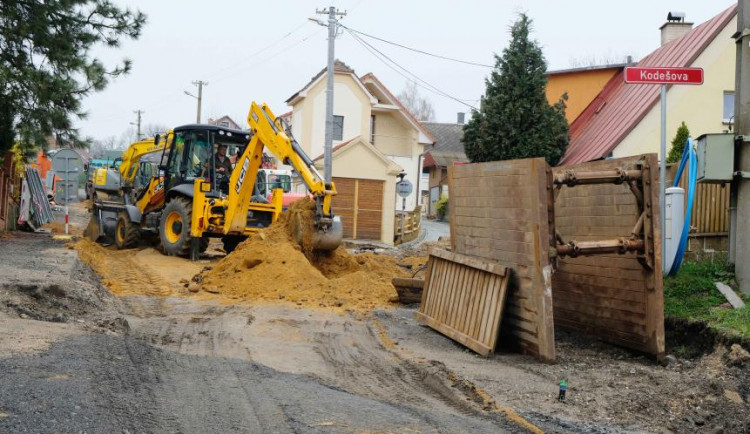 Do Kodešovy ulice ve Frýdlantu se vrátili dělníci. Opravy potrvají do příštího roku