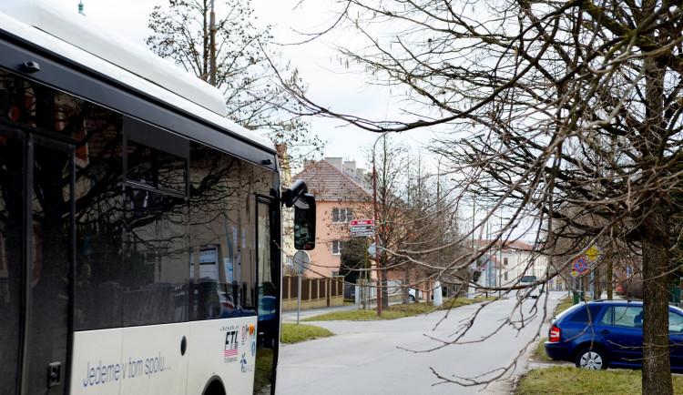 Smíšená stezka a více parkovacích míst, okolí vyškovského nádraží prokoukne