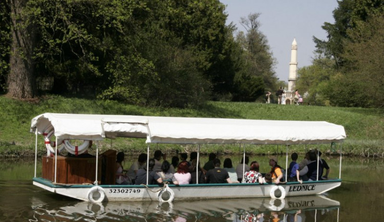 V Lednicko-Valtickém areálu odstartovaly turistické plavby zámeckým parkem